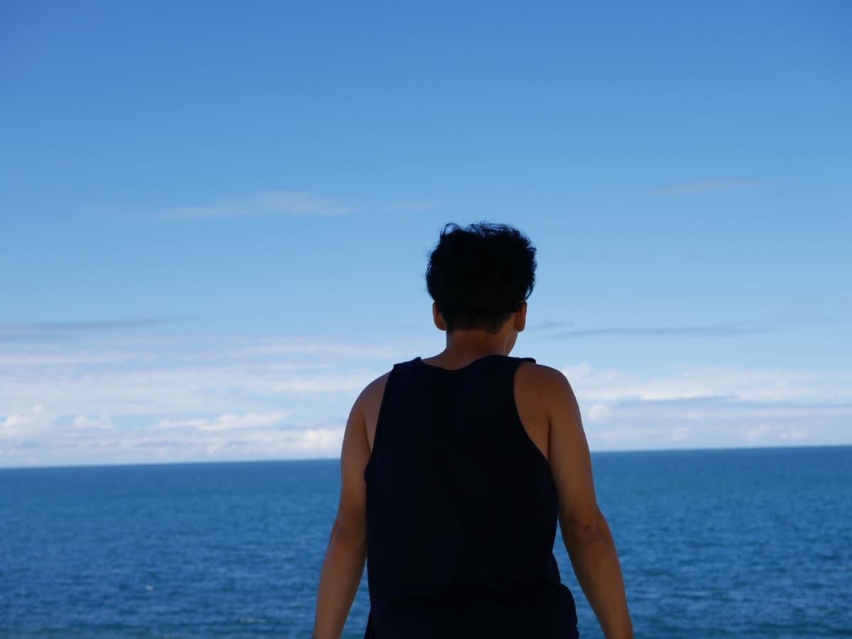 谷昊埜 — 海を見つめる後ろ姿