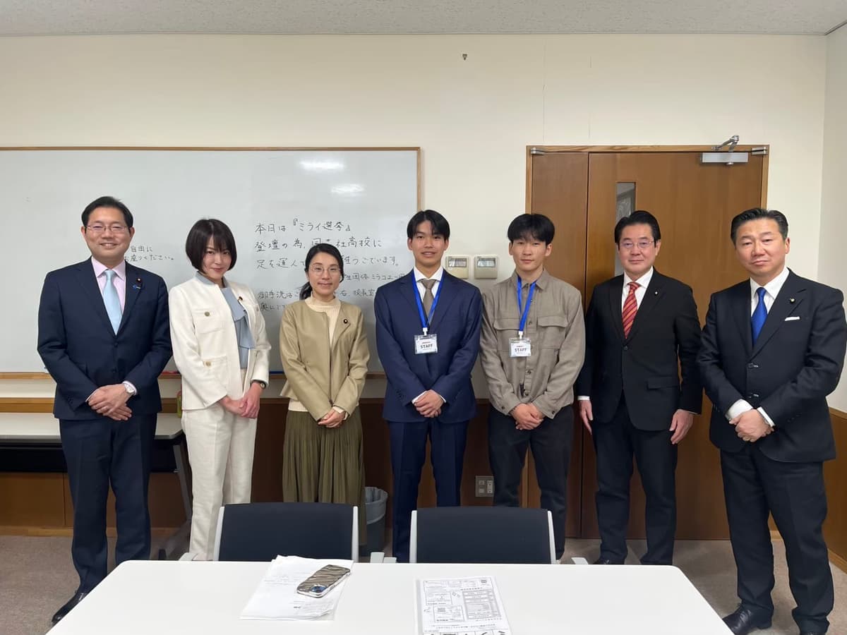 谷昊埜 — 海をバックにした笑顔のポートレート